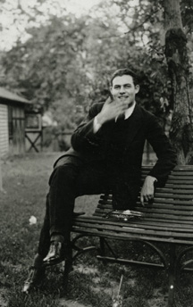 HEmingway sitting on a park bench