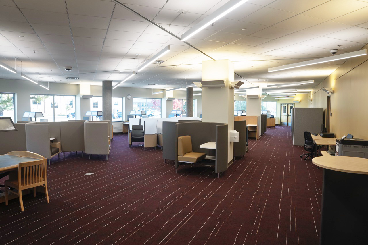 07112025_1NorthStudy View of the 1 North Study Room that was remodeled in 2024. The room features desks with computers, printers, individual study pods and a variety of additional seating.