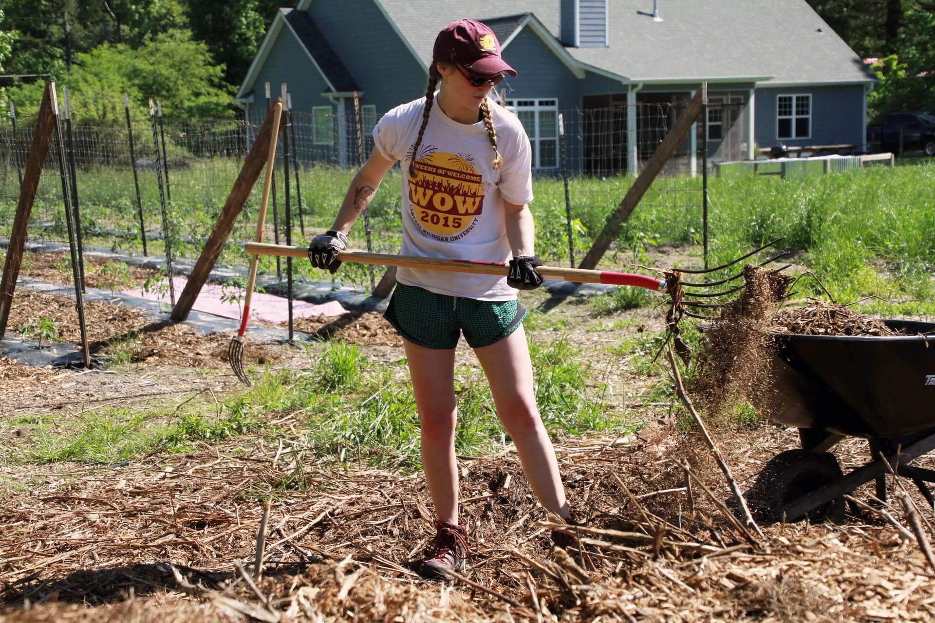 Student volunteering on Alternative Break