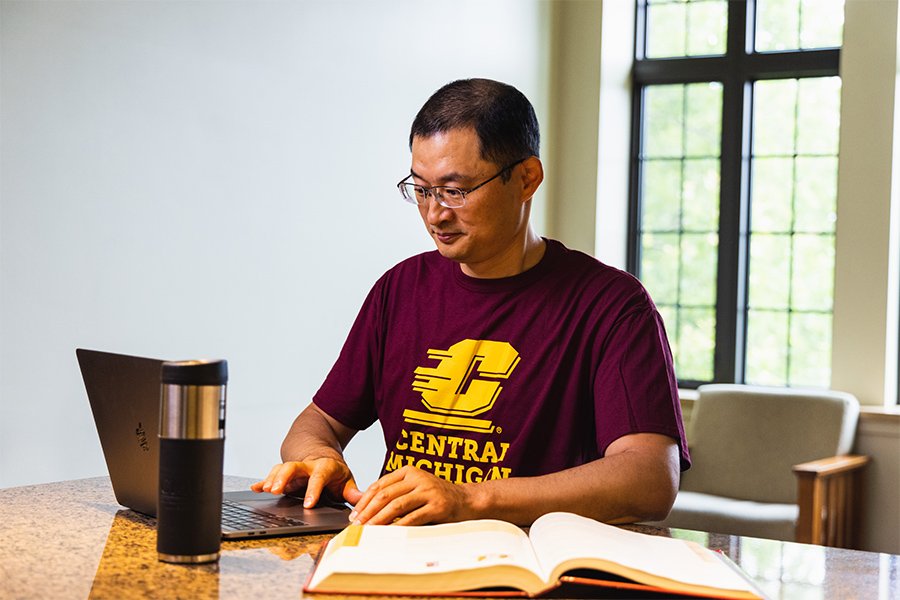 2021-104-164-900x600 student at desk with laptop