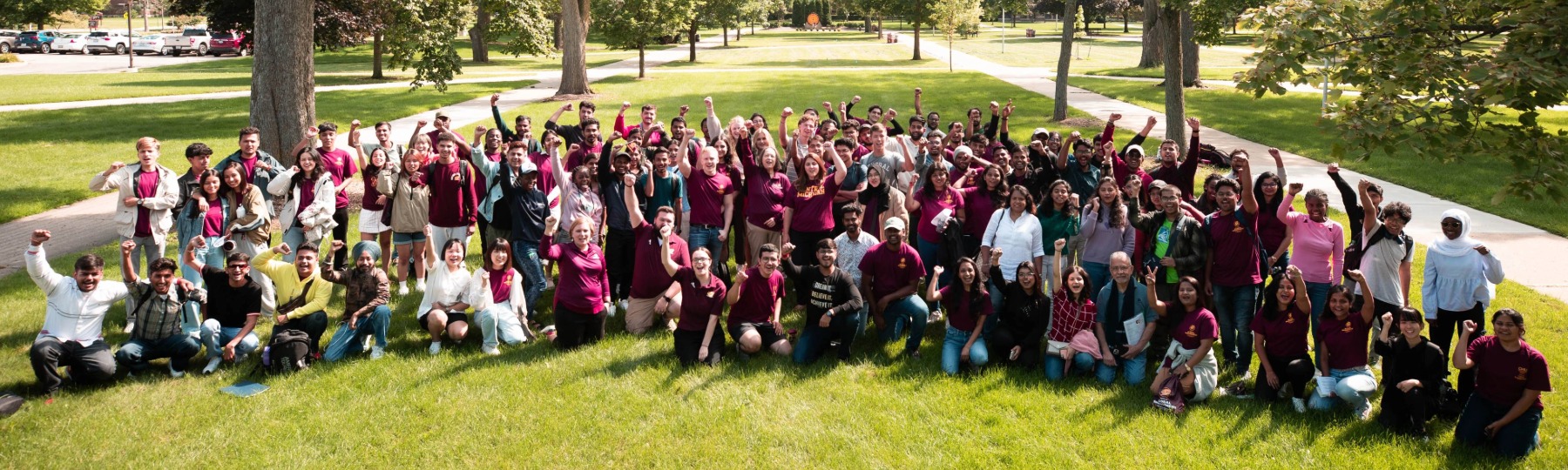 international orientation crowd picture_1800x540 A large crowd of international students and supporters stand outside in an arch for a group photo